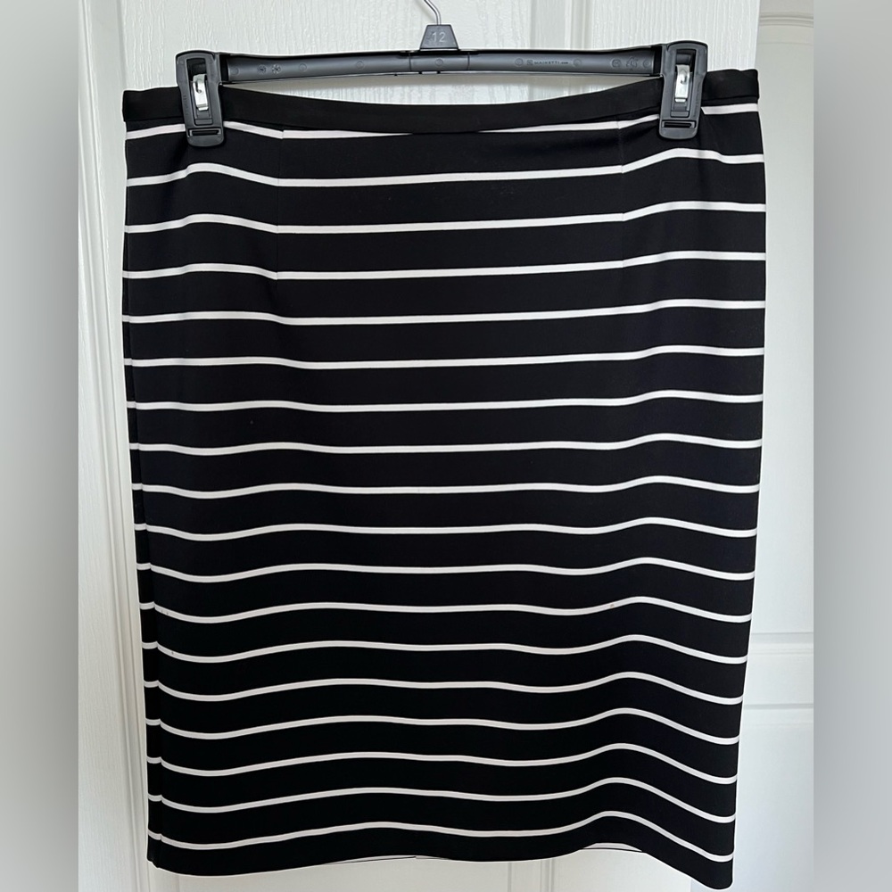 CALVIN KLEIN women’s pencil skirt size L. Gorgeous! Perfect fit. Elegant & chic.